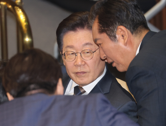 이재명 더불어민주당 대표가 13일 국회 본회의에서 국회 법제사법위원장 겸 탄핵소추위원을 맡고 있는 당 소속 정청래(오른쪽) 의원과 대화하고 있다.<연합뉴스 사진>